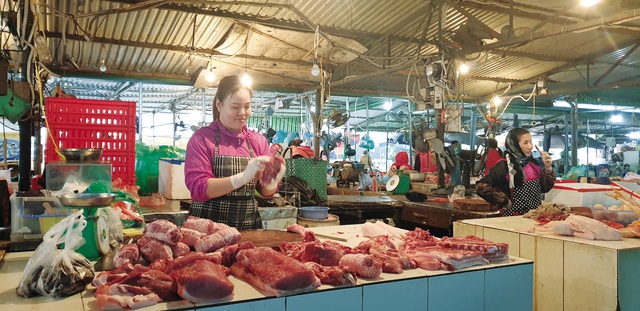 Thịt lợn tăng giá kỷ lục, nhiều mặt hàng cũng bắt đầu “leo” giá - Ảnh 1.