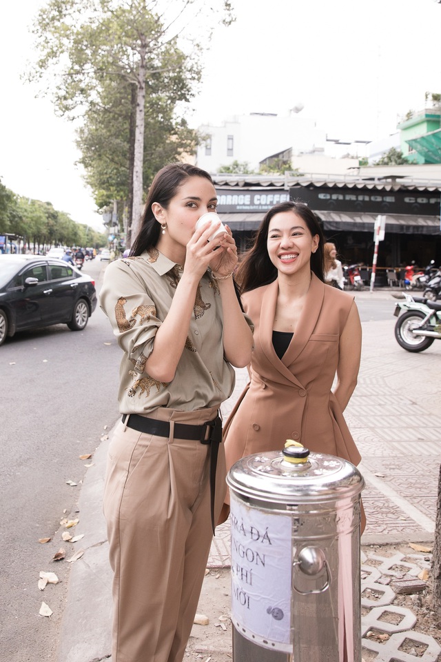 Lương Thùy Linh đưa Hoa hậu Thế giới Megan Young ăn phở, uống trà đá ở Sài Gòn - Ảnh 2.