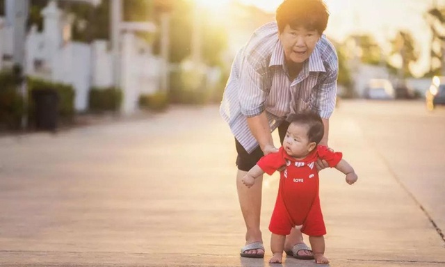 Ông bà nuôi cháu như con mọn ở tuổi gần đất xa trời  - Ảnh 3.