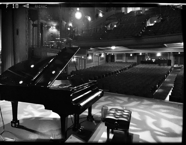 Diễn tập trong nhà hát cổ, nghệ sĩ piano phát hiện chi tiết đáng sợ trong bức ảnh chụp trước khi khám phá ra loạt lời đồn về nơi này - Ảnh 2.