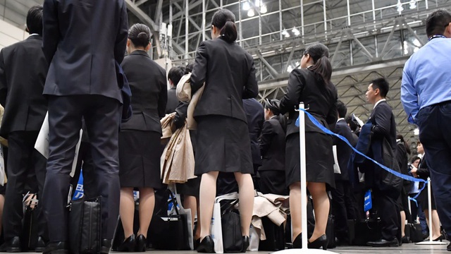 Ác mộng đổi tình lấy việc của phụ nữ Nhật vào mùa tuyển dụng - Ảnh 2.
