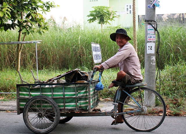 Người đàn ông khuyết tật nhặt đá, vá đường - Ảnh 1.