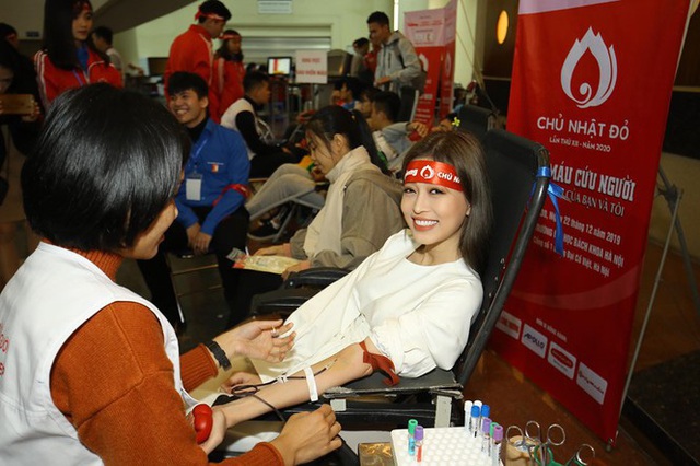 Mặc thời tiết, Hoa hậu Tiểu Vi mong manh ren trắng cùng dàn sao Việt tham dự Chủ nhật Đỏ - Ảnh 7.