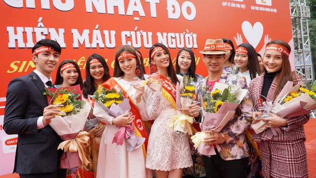 Mặc thời tiết, Hoa hậu Tiểu Vi mong manh ren trắng cùng dàn sao Việt tham dự Chủ nhật Đỏ - Ảnh 4.