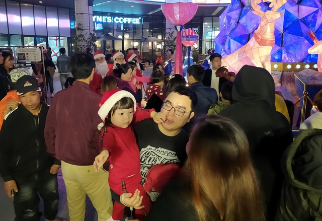 Hà Nội: Đêm Giáng sinh, vạn người ùn ùn kéo đến TTTM đông chưa từng thấy - Ảnh 10.