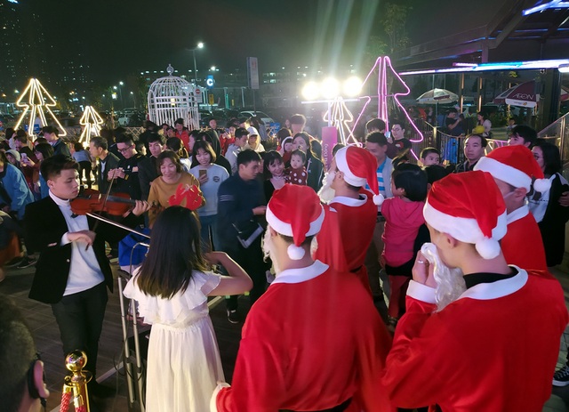 Hà Nội: Đêm Giáng sinh, vạn người ùn ùn kéo đến TTTM đông chưa từng thấy - Ảnh 11.