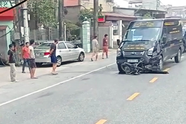 Xe limousine kéo lê xe máy hàng chục mét ở Nam Định, 1 người chết - Ảnh 1.