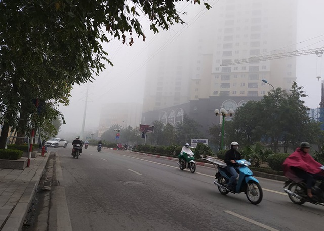 Hà Nội: Sương mù bao phủ dày đặc, các tòa nhà cao tầng bất ngờ biến mất - Ảnh 5.