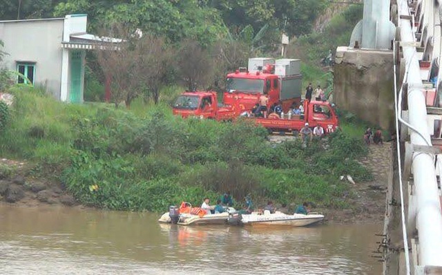 Ô tô bất ngờ lao xuống sông Đồng Nai, 1 người chết thảm - Ảnh 1.
