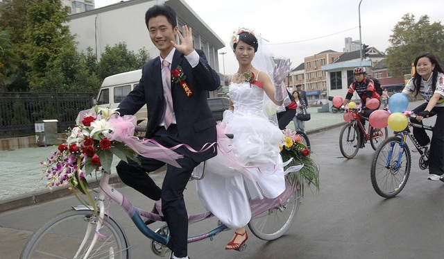 Người Hàn Quốc ngại kết hôn vì đi làm 9 năm mới bằng một đám cưới - Ảnh 2.