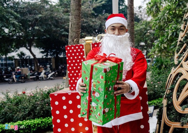 Thuê ông già Noel 400.000 đồng cho 5 phút tặng quà - Ảnh 1.