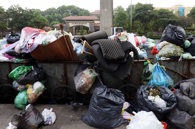 Choáng trước cảnh phố phường Thủ đô ngập rác sau khi dân chặn xe vào bãi rác Nam Sơn - Ảnh 5.