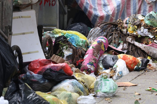 Choáng trước cảnh phố phường Thủ đô ngập rác sau khi dân chặn xe vào bãi rác Nam Sơn - Ảnh 6.