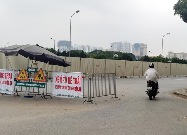 Hà Nội: Xe máy, ô tô đánh vật để di chuyển qua công trường đường đua F1 - Ảnh 14.