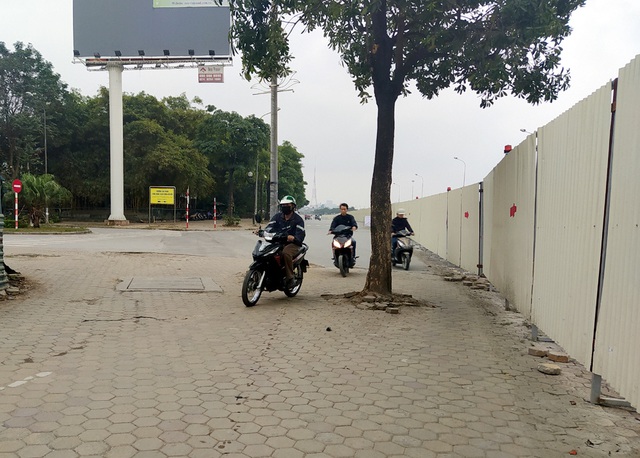 Hà Nội: Xe máy, ô tô đánh vật để di chuyển qua công trường đường đua F1 - Ảnh 15.
