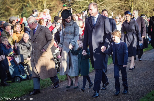 Trong khi chị dâu Kate rạng rỡ dự Giáng sinh cùng gia đình nhà chồng, Meghan Markle lại lặng lẽ như thế này đây - Ảnh 1.