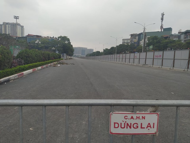 Hà Nội: Xe máy, ô tô đánh vật để di chuyển qua công trường đường đua F1 - Ảnh 2.