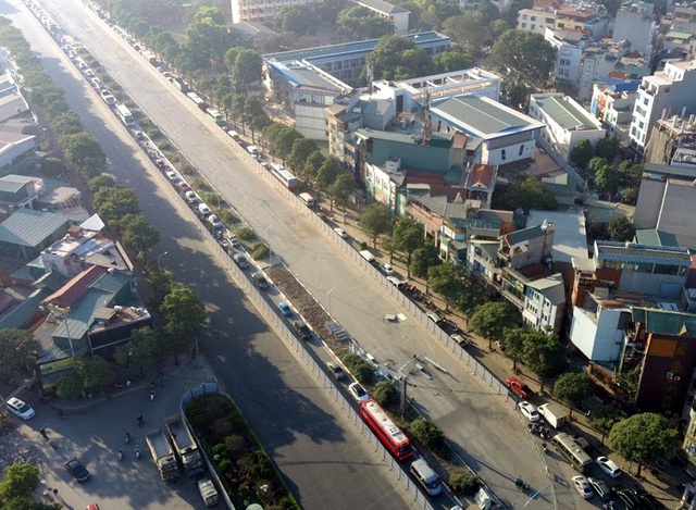 Video: Ô tô nối đuôi nhau nhích từng mét qua công trường thi công đường đua F1 tại Hà Nội - Ảnh 6.
