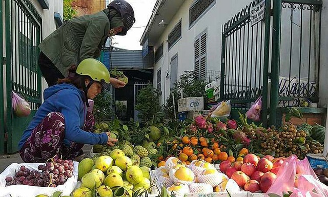 Bà nội trợ méo mặt vì trái cây tăng giá mạnh trước Tết - Ảnh 1.