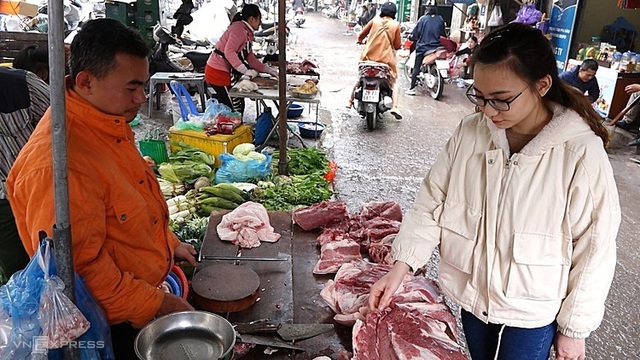 Cuộc sống xáo trộn vì thịt lợn tăng giá  - Ảnh 2.