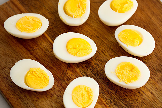 Thói quen nhiều người mắc khi luộc biến trứng gà thành chất độc - Ảnh 4.