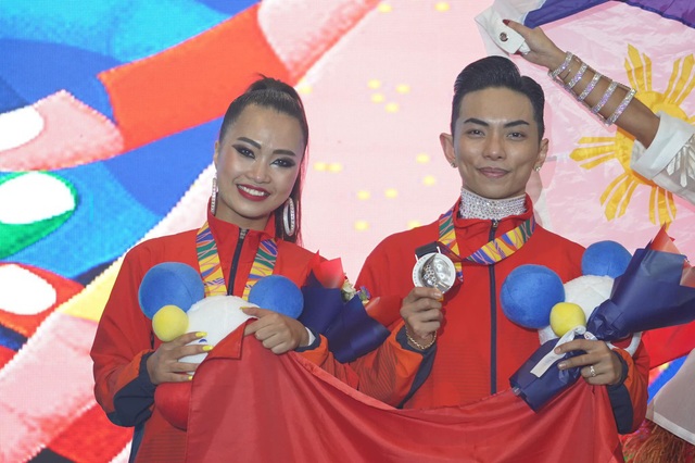 Sự kết hợp lạ lùng của nữ VĐV đã cùng Phan Hiển đạt HCV dancesport - Ảnh 4.