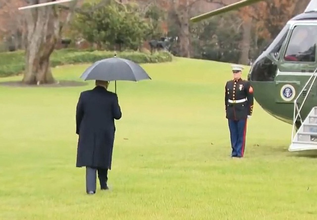 Ông Trump suýt bỏ quên vợ khi lên trực thăng - Ảnh 1.