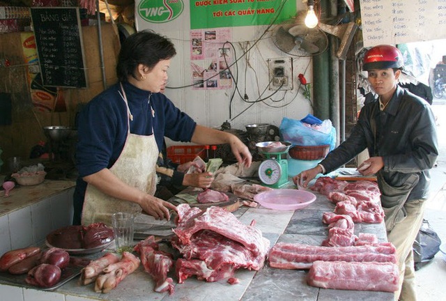 Giá thịt lợn cao, người dân rủ nhau mua gom lợn quê - Ảnh 2.