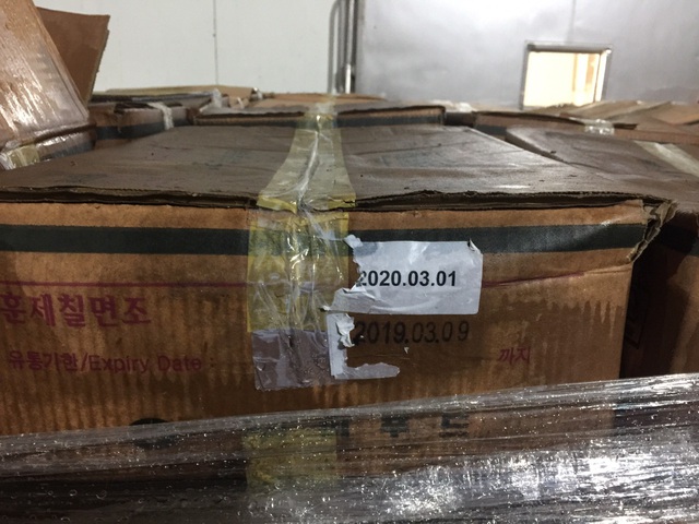 Cận cảnh 25 tấn đùi gà tây xông khói Hàn Quốc rỉ nước và đang được hoá phép tại KCN Quang Minh - Ảnh 4.