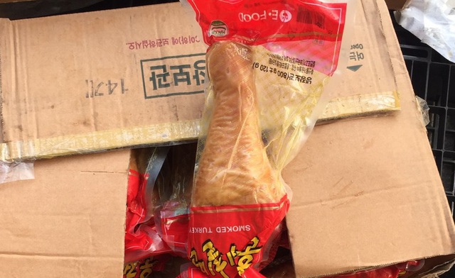 Cận cảnh 25 tấn đùi gà tây xông khói Hàn Quốc rỉ nước và đang được hoá phép tại KCN Quang Minh - Ảnh 3.
