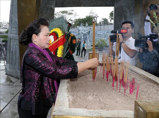  Chủ tịch Quốc hội Nguyễn Thị Kim Ngân dâng hương tại Nghĩa trang Liệt sĩ Đường 9  - Ảnh 3.