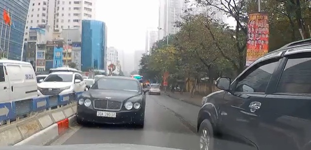 Chủ nhân lái xe Bentley đi ngược chiều ở Hà Nội sẽ bị phạt 1 triệu đồng, tước GPLX 1-2 tháng - Ảnh 1.