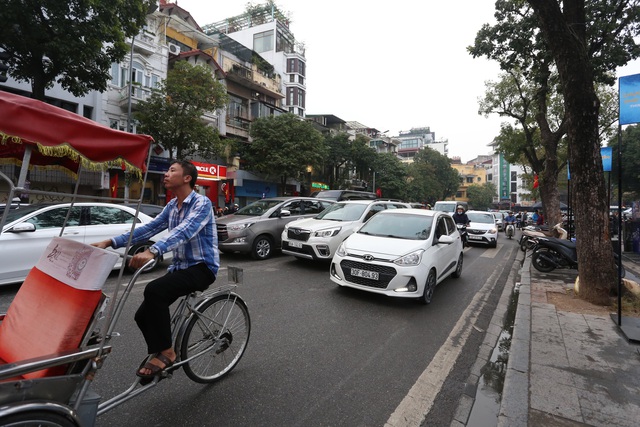 Vạn người đang đổ về trung tâm Thủ đô đón chào Lễ hội đếm ngược chào năm mới 2020 - Ảnh 2.