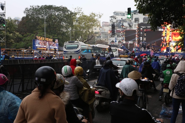 Vạn người đang đổ về trung tâm Thủ đô đón chào Lễ hội đếm ngược chào năm mới 2020 - Ảnh 4.