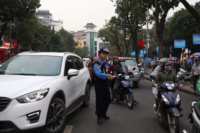 Vạn người đang đổ về trung tâm Thủ đô đón chào Lễ hội đếm ngược chào năm mới 2020 - Ảnh 6.