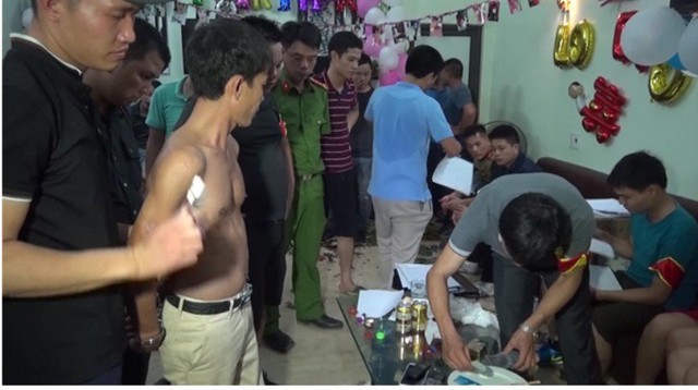 
Lực lượng chức năng làm việc tại hiện trường vụ án.
