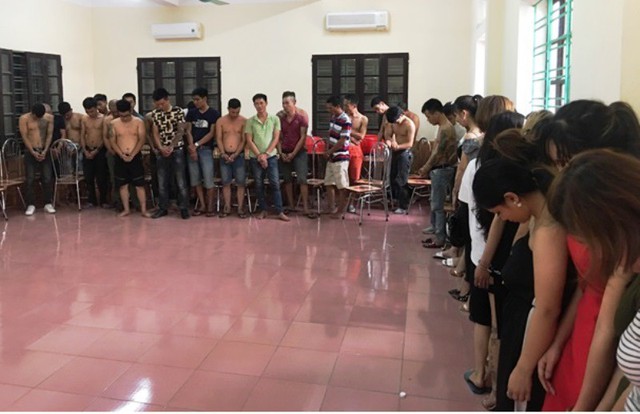 
Các “kiều nữ” và khách giang hồ khi được đưa về cơ quan điều tra.
