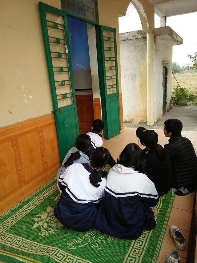 Học sinh trải chiếu trước cửa phòng học để hóng, tưởng gì hoá ra sự kiện mang tên: Họp phụ huynh - Ảnh 3.