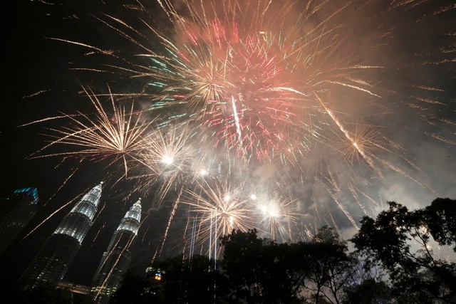Pháo hoa gần tòa tháp đôi Petronas ở thủ đô Kuala Lumpur của Malaysia. Ảnh: Reuters.