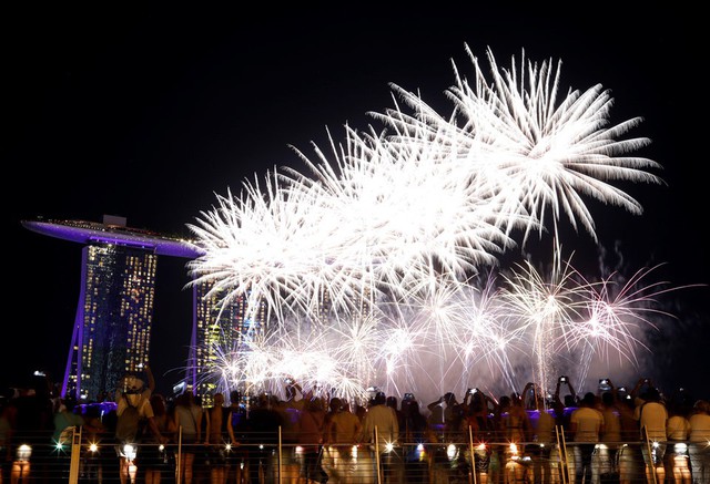Đúng lúc kim đồng hồ điểm thời khắc giao thừa, bước sang năm 2019, buổi trình diễn pháo hoa đón năm mới của đảo quốc sư tử mới chính thức bắt đầu. Buổi trình diễn này kéo dài trong vòng 7 phút. Ảnh: Reuters.