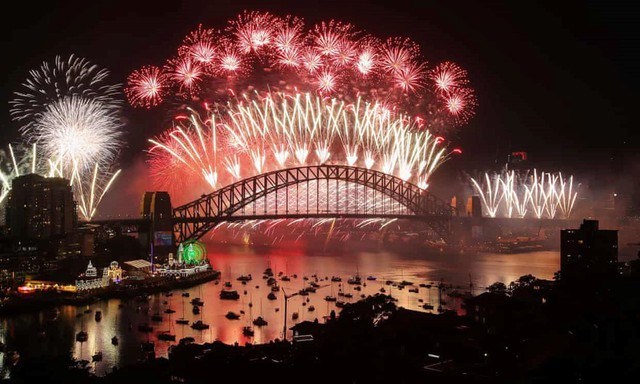 Sydney c&ugrave;ng một số th&agrave;nh phố lớn ở Bờ Đ&ocirc;ng Australia l&agrave; khu vực kế tiếp đ&oacute;n năm mới 2019. Những buổi tr&igrave;nh diễn ph&aacute;o hoa từ l&acirc;u đ&atilde; trở th&agrave;nh đặc sản của th&agrave;nh phố mỗi dịp giao thừa. Ảnh: Getty.