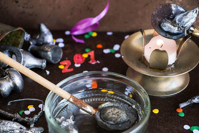 Phần Lan: Ở Phần Lan, mọi người dự đo&aacute;n năm mới bằng một n&eacute;t văn h&oacute;a kh&aacute; độc đ&aacute;o v&agrave; th&uacute; vị. Họ sẽ đun thiếc n&oacute;ng chảy v&agrave; bỏ v&agrave;o một th&ugrave;ng chứa nước, sau đ&oacute; diễn giải h&igrave;nh dạng của kim loại sau khi đ&atilde; đ&ocirc;ng cứng. H&igrave;nh tr&aacute;i tim hoặc chiếc nhẫn nghĩa l&agrave; tương lai sẽ c&oacute; một đ&aacute;m cưới, con t&agrave;u gợi li&ecirc;n tưởng về những chuyến du lịch hay ch&uacute; lợn dự b&aacute;o đến năm mới đầy no đủ. Ảnh: Fodors Travel Guide.