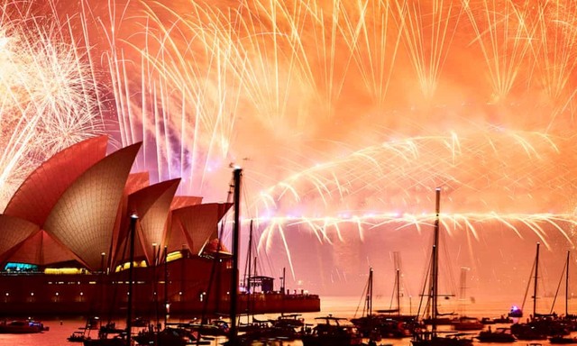 Nhà hát Opera Sydney hay còn gọi là nhà hát con sò và Cầu Cảng rực sáng trong buổi đại tiệc pháo hoa đón mừng năm mới 2019. Trong sự kiện đón giao thừa năm nay, Sydney sử dụng gần 8,5 tấn pháo hoa. Ảnh: AAP.