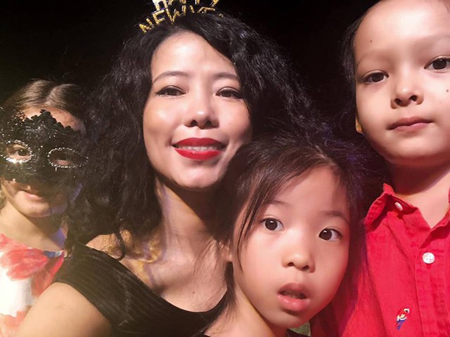 
Có mặt cùng ba mẹ con Hồng Nhung trong bữa tiệc mừng năm mới còn có hai mẹ con nhà thiết kế Hà Linh Thư.
