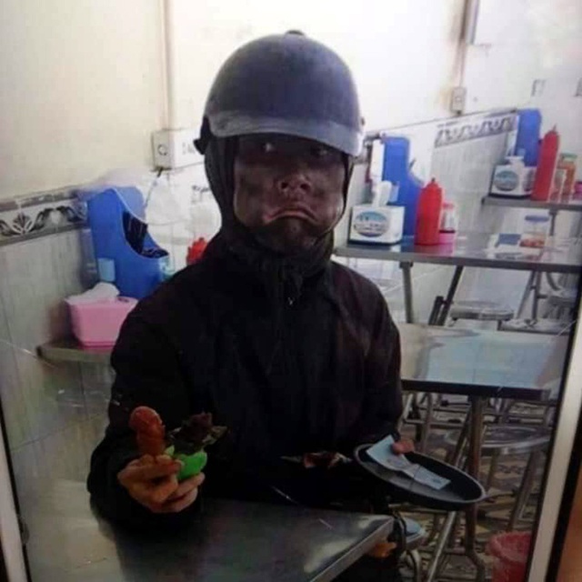 Người mặt đen quái dị cầm đầu gà đi ăn xin ở Hà Nội khiến dân mạng hốt hoảng - Ảnh 1.