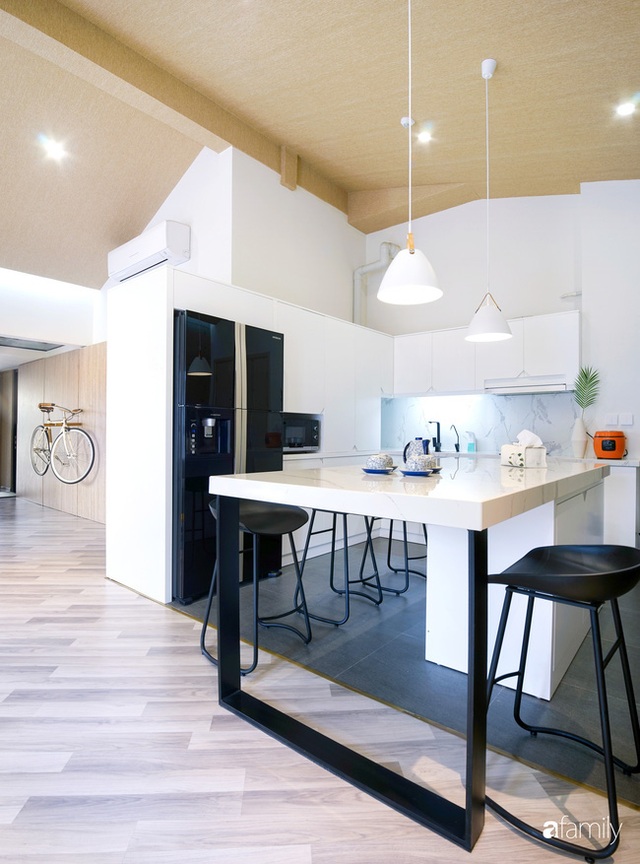 Ngôi nhà 2 tầng mái dốc với trần bằng gỗ ẩn mình trong căn hộ chung cư 103m² ở Hà Nội - Ảnh 12.