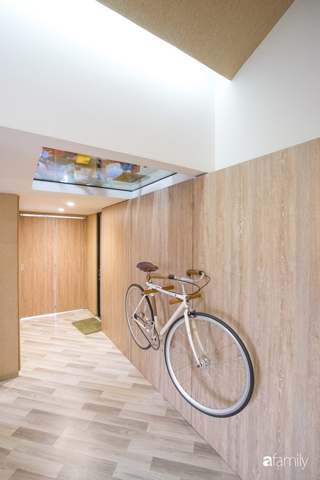 Ngôi nhà 2 tầng mái dốc với trần bằng gỗ ẩn mình trong căn hộ chung cư 103m² ở Hà Nội - Ảnh 8.