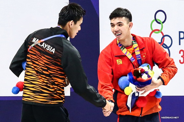 Huy Hoàng khoe cơ bắp sau khi phá kỷ lục SEA Games - Ảnh 10.