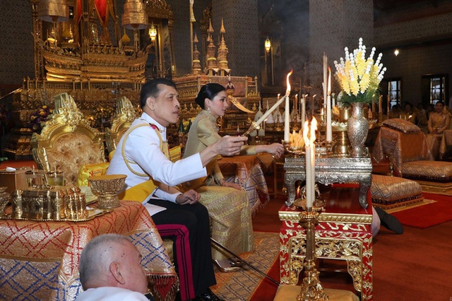 Vắng bóng Hoàng quý phi, Hoàng hậu xuất hiện rạng rỡ, vui vẻ bên nhà vua nhưng gây thắc mắc với tư thế ngồi kỳ lạ - Ảnh 1.