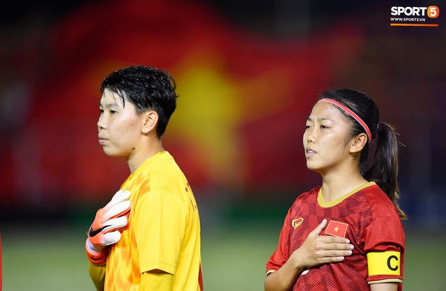 Đội trưởng tuyển nữ Việt Nam đổ gục xuống sân vì kiệt sức sau khi cùng đồng đội giành quyền vào chung kết SEA Games 30 - Ảnh 3.